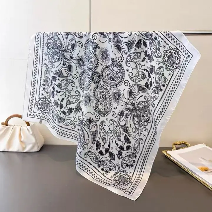 Scarf, vit mönstrad