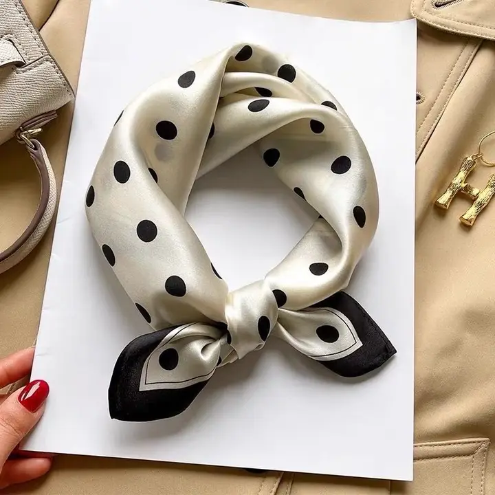 Scarf, vit prickig