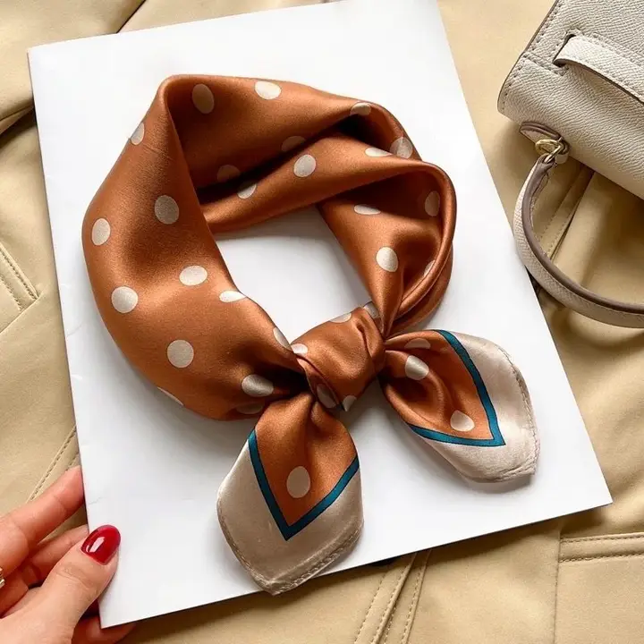 Scarf, rostbrun prickig
