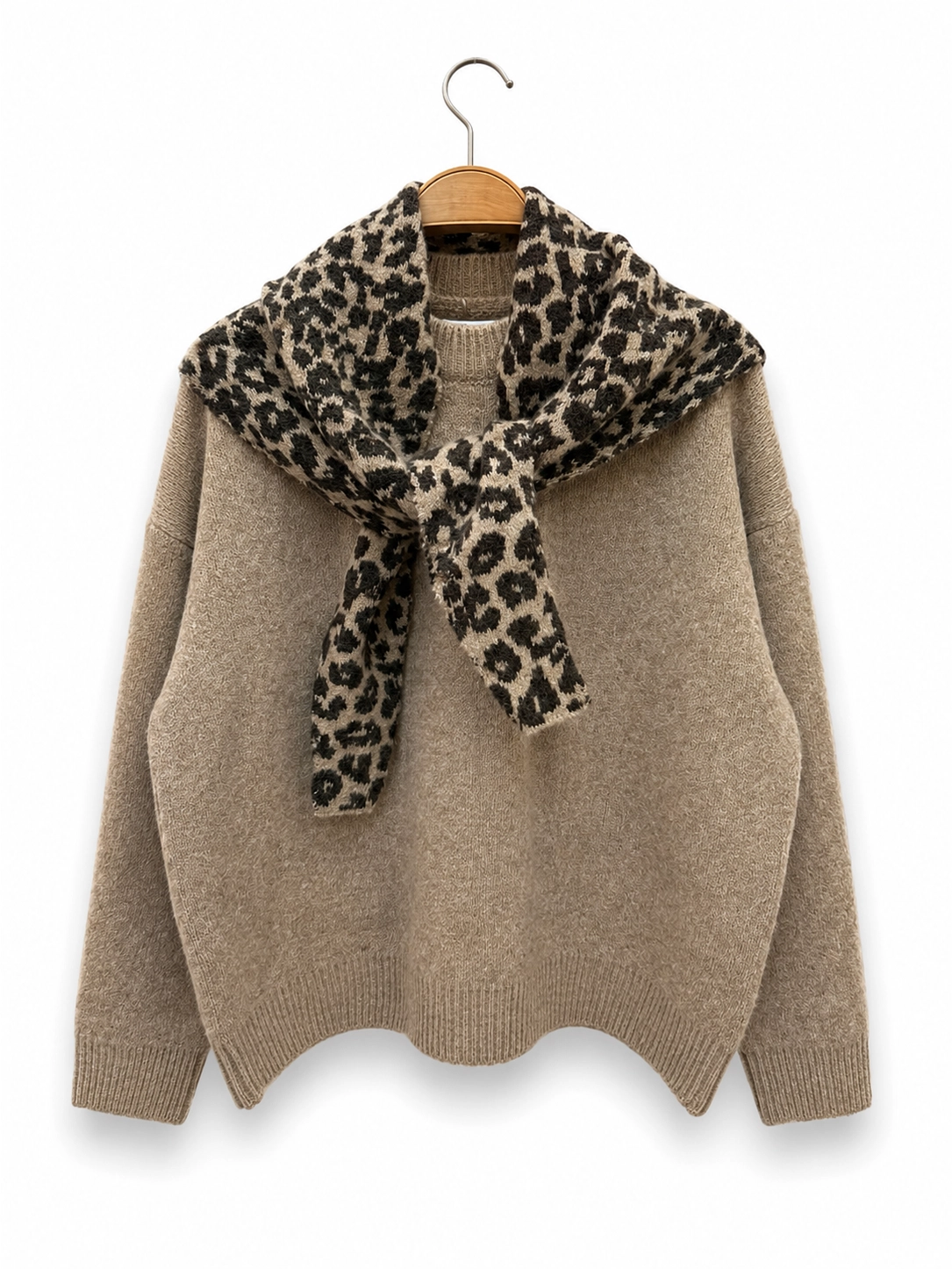 Stickad tröja med leopardsjal