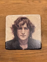 Marmorunderlägg John Lennon