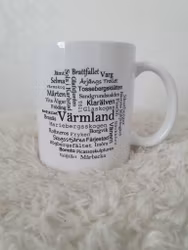 Värmlandsmugg med ord som hör Värmland till.