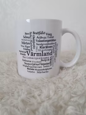 Värmlandsmugg med ord som hör Värmland till.