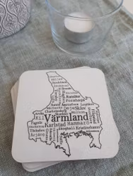 Glasunderlägg med endel orter i Värmland.
