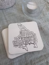 Glas/Mugg underlägg med ord som hör Värmlands till