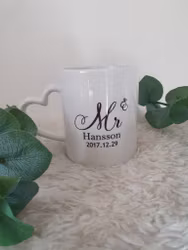 Mugg Hjärt-handtag med MR, MRS eller Herr, Fru med efternamn och datum