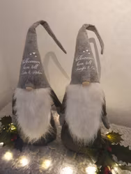 Stor grå tomte med texten Välkommen hem till ....