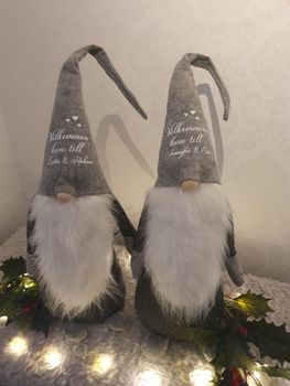 Stor grå tomte med texten Välkommen hem till ....