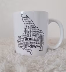 Värmlandsmugg med ord som hör Värmland till i en kartkontur