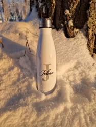 Termos med stor bokstav i grått och namn i svart över bokstaven.