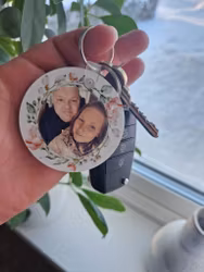 Nyckelring med bild och blommor