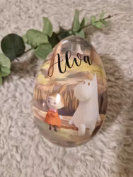 Påskägg i plåt med Snorkfröken & Lilla My på bryggan och ett valfritt namn