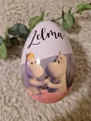 Påskägg i plåt med Mumin & Snorkfröken på rosa moln och ett valfritt namn