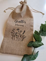 Grattis presentpåse i juteväv med namn och blommor