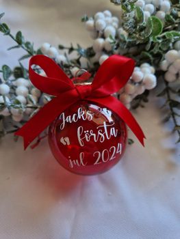 Röd julgranskula med Min/ Namn första jul julgranskula 2024