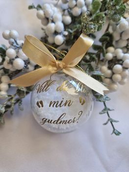 Transparent julgranskula med vill du bli min gudmor eller gudfar?, snö och rosett