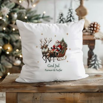 Tomtegubben med hans renar och texten God Jul med valfritt namn