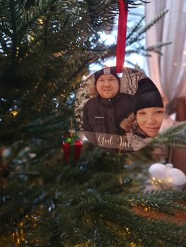 Julhänge med foto och texten God Jul med en krans