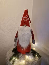 Stor tomte röd med texten Välkommen till oss! Välkommen hem till mig!