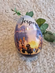 Påskägg i plåt med  Mumin runt våreld och valfritt namn