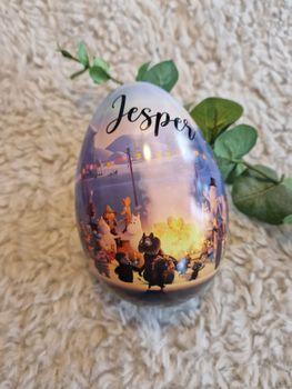 Påskägg i plåt med  Mumin runt våreld och valfritt namn