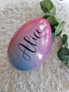 Påskägg i plåt med Ombre färger Rosa/Blå och ett valfritt namn