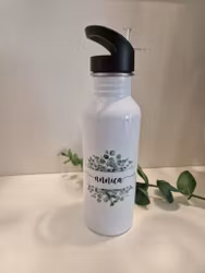 Namn vattenflaska med eucalyptus blomster.