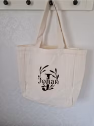 Tygkasse stor bokstav med kvistar och namn