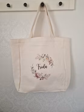Tygkasse stor med Valfritt namn i blommig krans