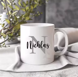 Mugg med stor grå bokstav och namn över