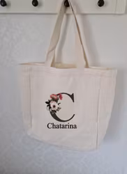 Tygkasse med en blommig bokstav och valfritt namn