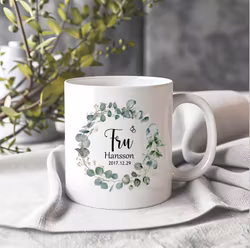 Mugg bröllopspar med Namn & Datum i en eucalyptuskrans