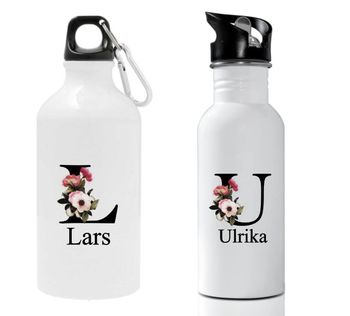 Vattenflaska med blommig bokstav och namn.