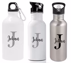 Vattenflaska med stor bokstav med namn över
