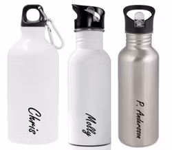 Vattenflaska med namn i skrivstil