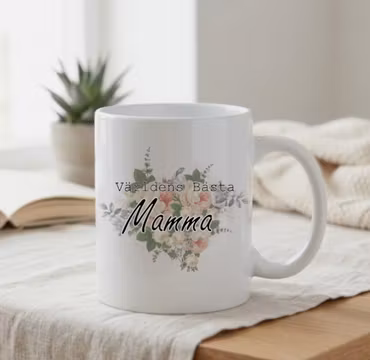 Mugg Världens Bästa Mamma med en blomma i bakgrunden