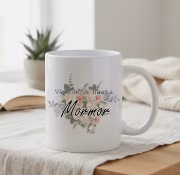 Mugg Världens Bästa Mormor med en blomma bakom.
