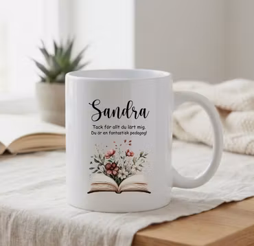 Mugg till lärare, fröken & pedagogen med bokmotiv, valfritt namn och tack text.