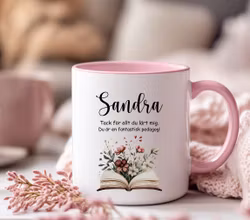 Mugg Vit/Rosa - Till lärare, fröken & pedagogen med bokmotiv, valfritt namn och tack text.