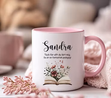Mugg Vit/Rosa - Till lärare, fröken & pedagogen med bokmotiv, valfritt namn och tack text.