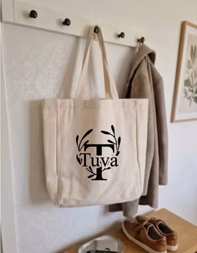 Tygkasse stor bokstav med kvistar och namn