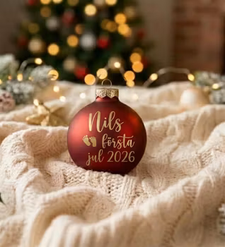 Julgranskula - Röd med ..... förtsa jul 2026 (6cm)