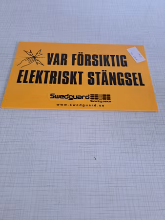 "Var försiktig elektriskt stängsel" skylt