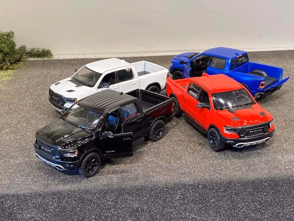 Skala 1/43 (1/46) RAM 1500 2019' Blue fr Kinsmart