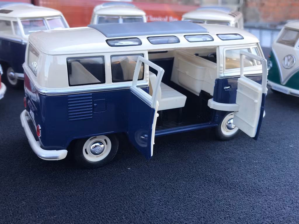 Skala 1/24 Megasuccèsäljare Mörkblå Volkswagen Buss Typ 2, T1 62' Med LÅDA