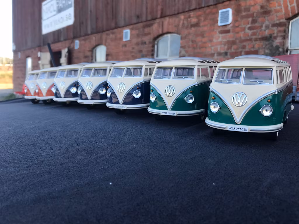 Skala 1/24 Megasuccèsäljare Mörkblå Volkswagen Buss Typ 2, T1 62' Med LÅDA