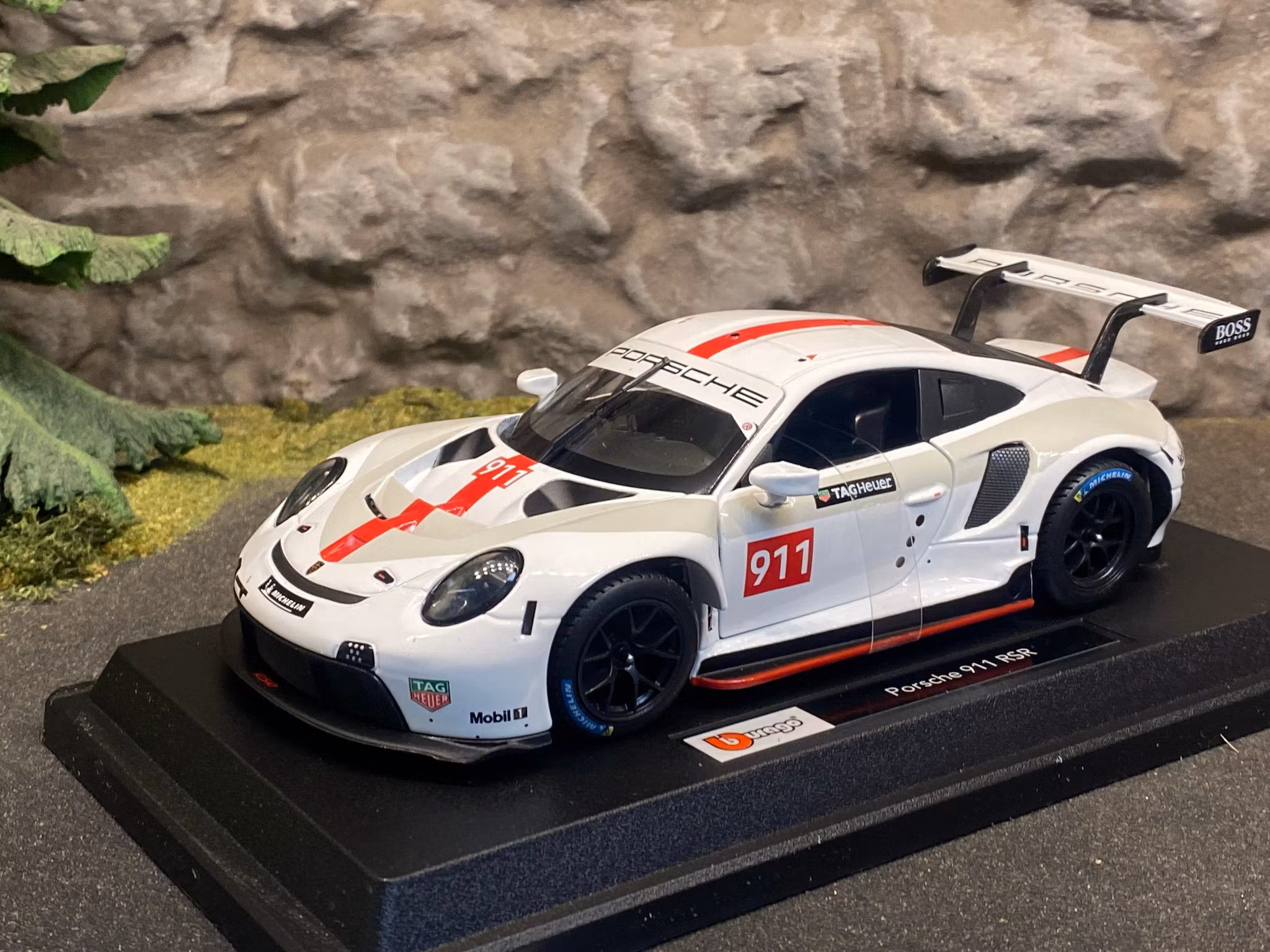 Skala 1/24 Porsche 911 RSR GT #911, fr Bburago, Prisnedsatt pga spricka i förpackn
