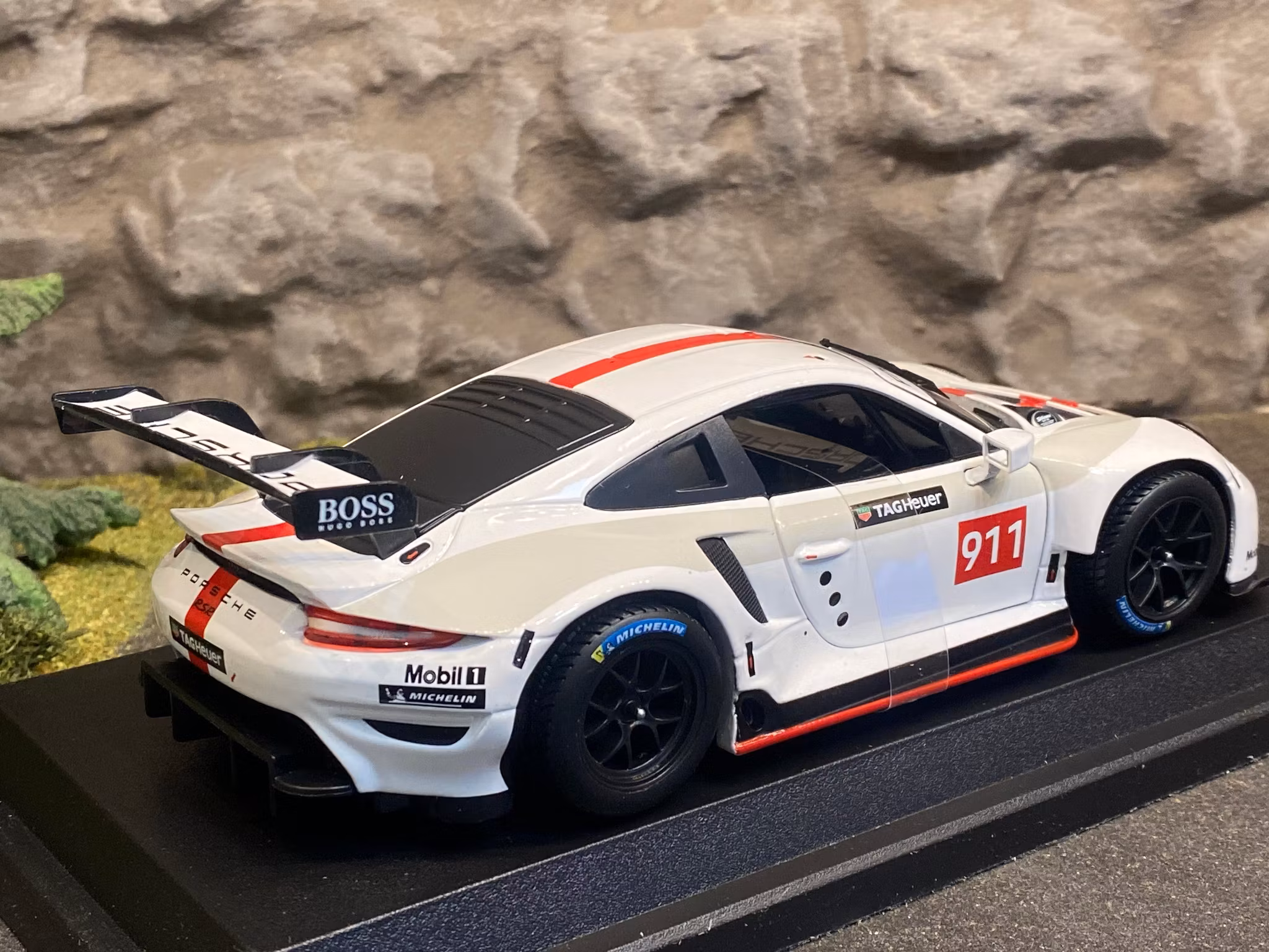 Skala 1/24 Porsche 911 RSR GT #911, fr Bburago, Prisnedsatt pga spricka i förpackn