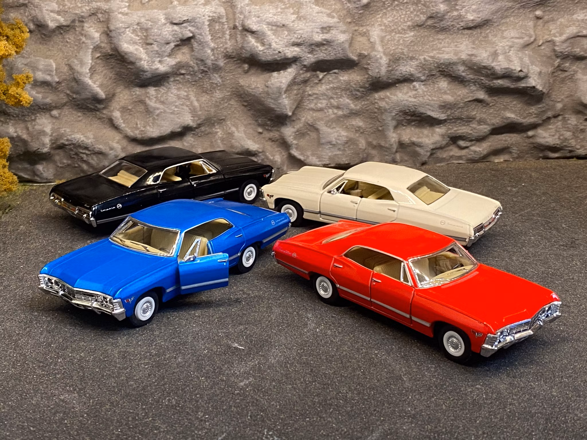 Skala 1/43 Chevrolet Impala 1967, Creme fr Kinsmart