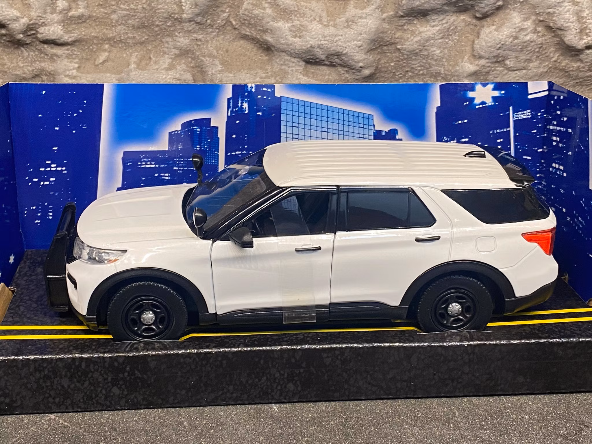 Skala 1/24: 2022 Ford Police Interceptor Utility, without lightbar Black fr Motormax